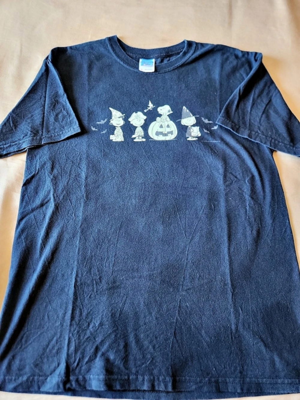 Peanuts Halloween Glow-in-the-Dark Graphic Tee Halloween Graphic Tee Size Medium